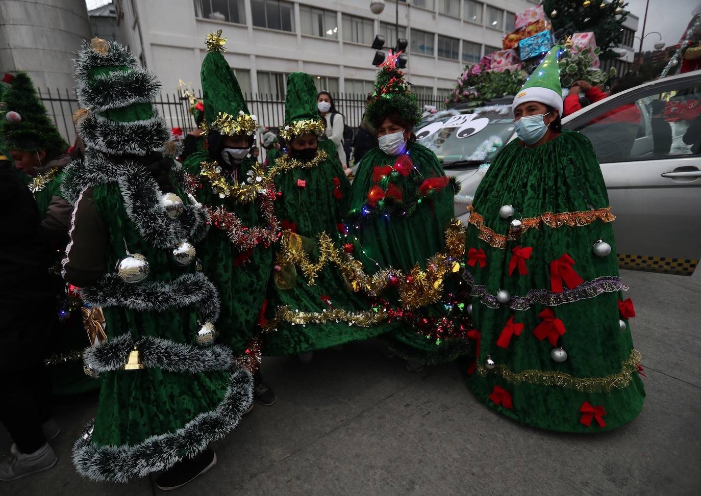 Fotos: Un colorido desfile de artesanos da la bienvenida a la Navidad en Bolivia