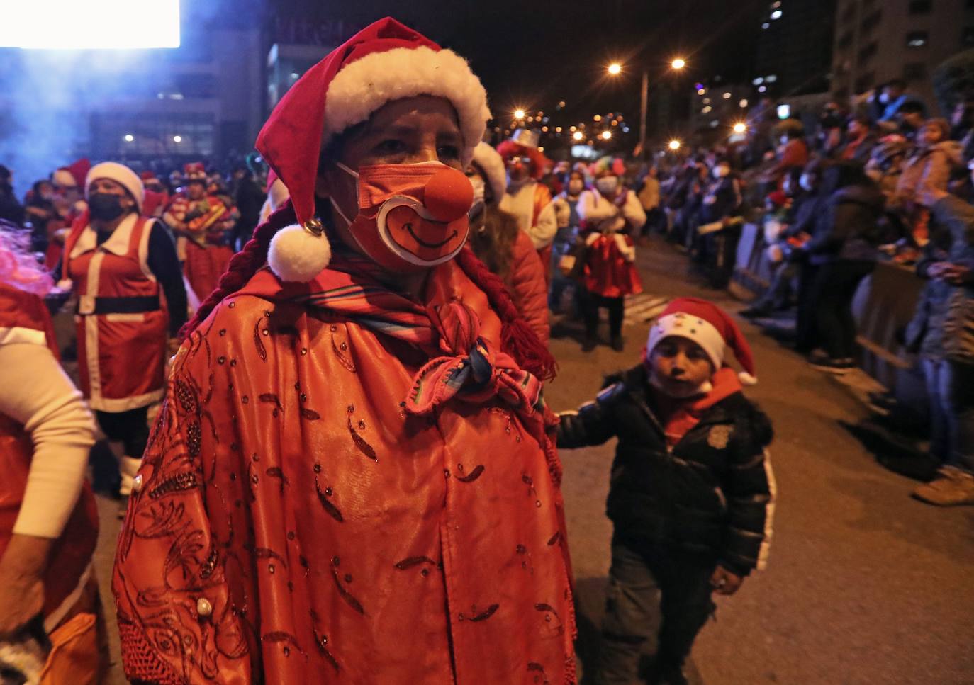 Fotos: Un colorido desfile de artesanos da la bienvenida a la Navidad en Bolivia