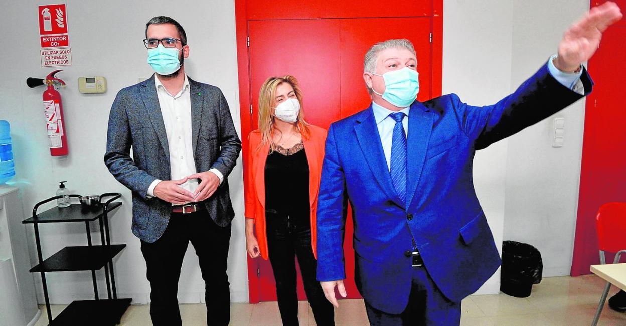 Francisco Lucas, Carmina Fernández y José Vélez, durante una comparecencia en la sede regional del PSOE. 