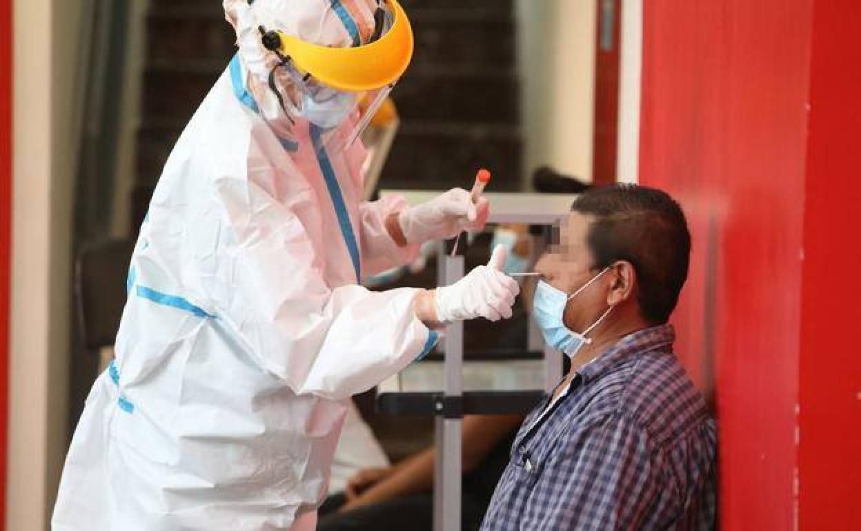 Un sanitario realiza una prueba PCR en el centro de salud de San Diego, en Lorca, en una imagen de archivo. 