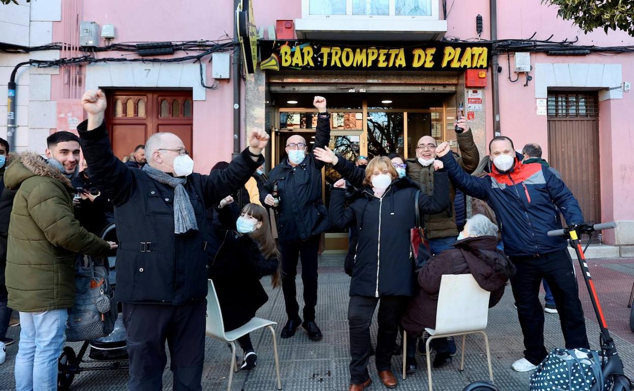 Un grupo de personas celebran que les ha tocado el primer premio de la Lotería del Niño.