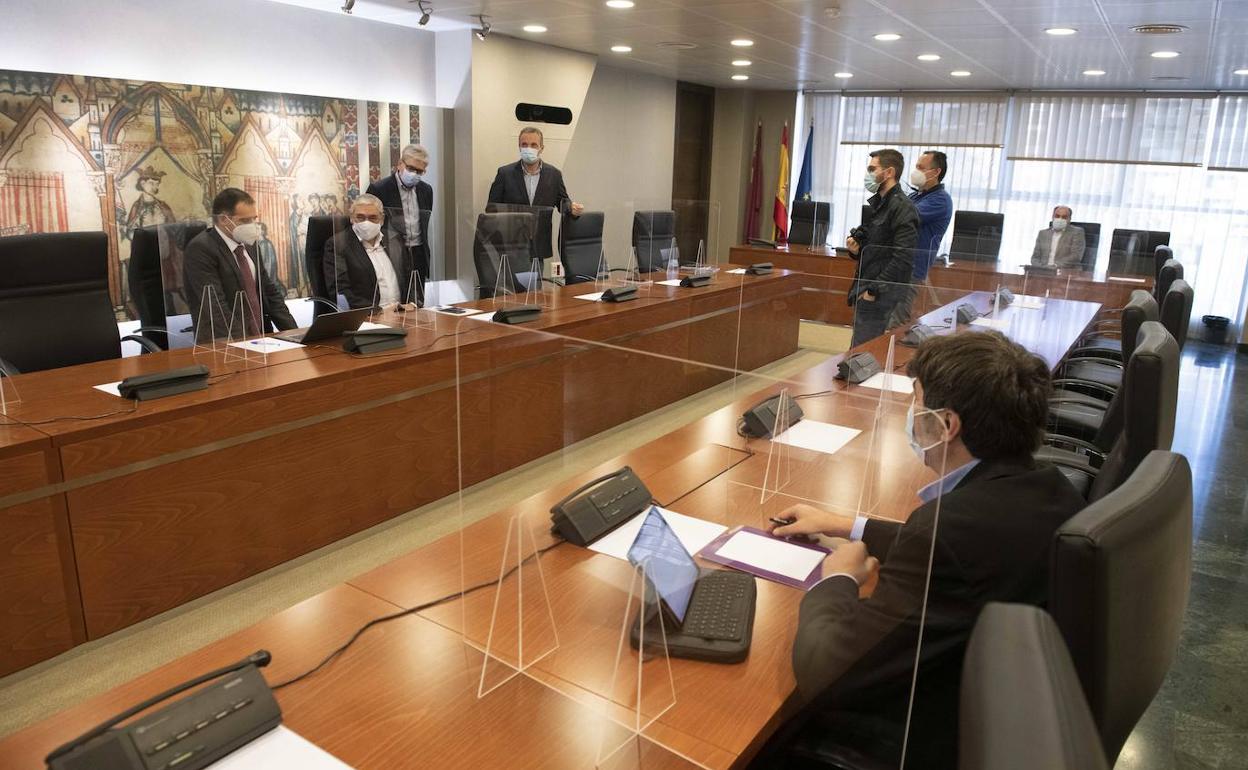 Diputados regionales antes de la Junta de Portavoces de este martes. 