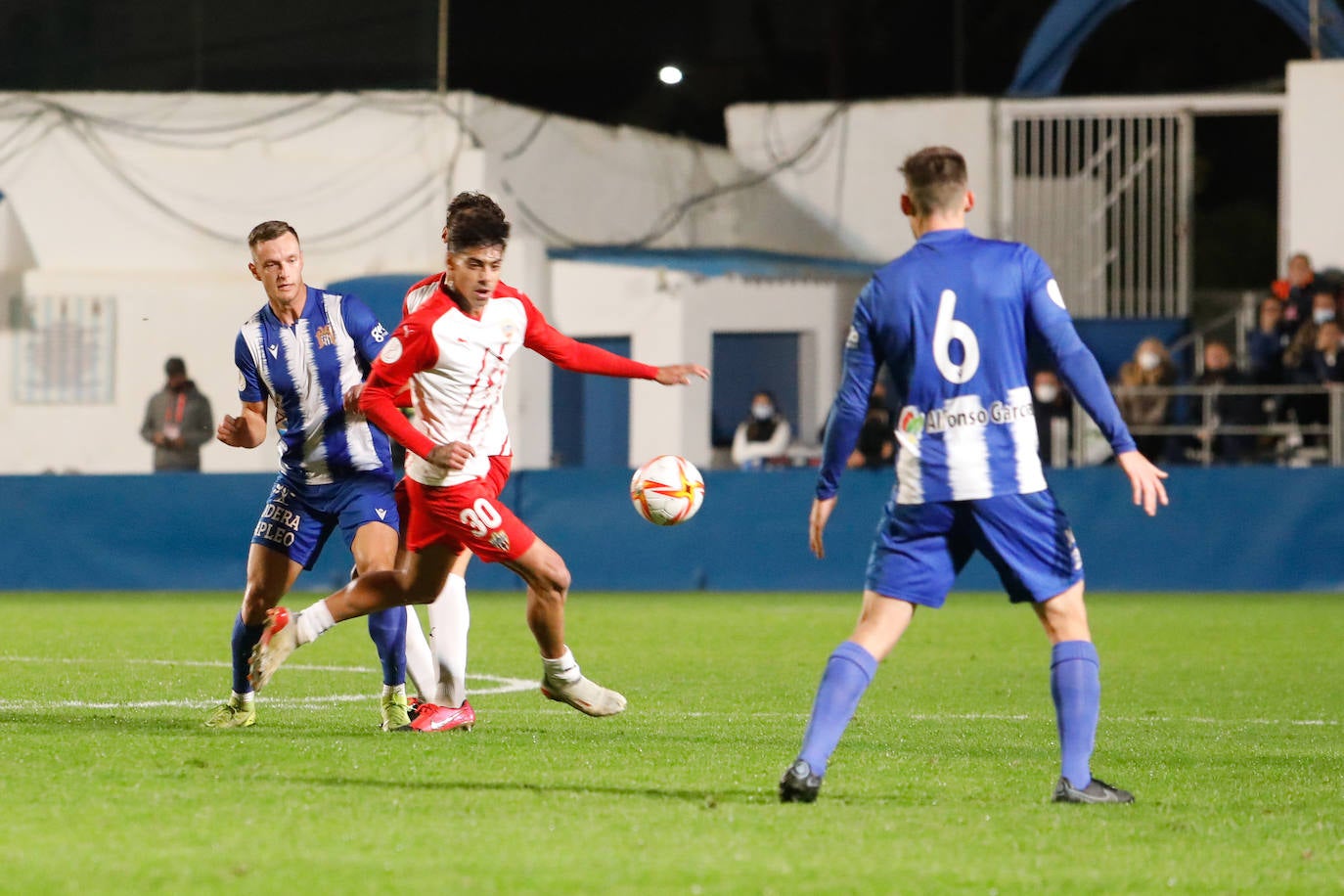 Fotos: Un heroico Águilas cae en los penaltis frente al Almería