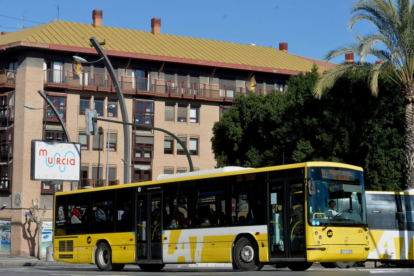 Fotos: Desconcierto en las paradas a dos días de los nuevos autobuses en Murcia