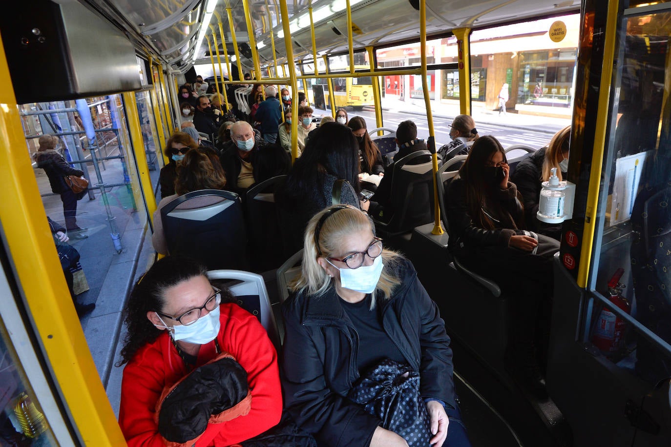 Fotos: Desconcierto en las paradas a dos días de los nuevos autobuses en Murcia