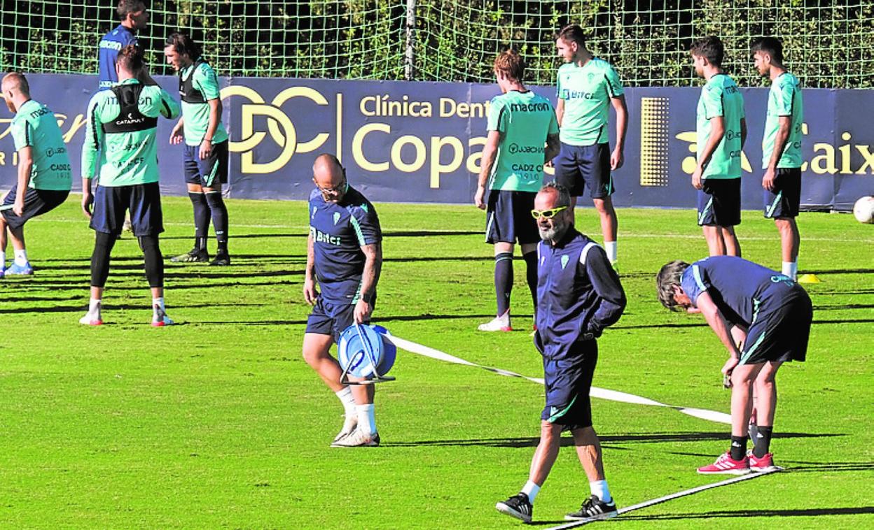 Un entrenamiento del Cádiz, con Cervera al frente. 