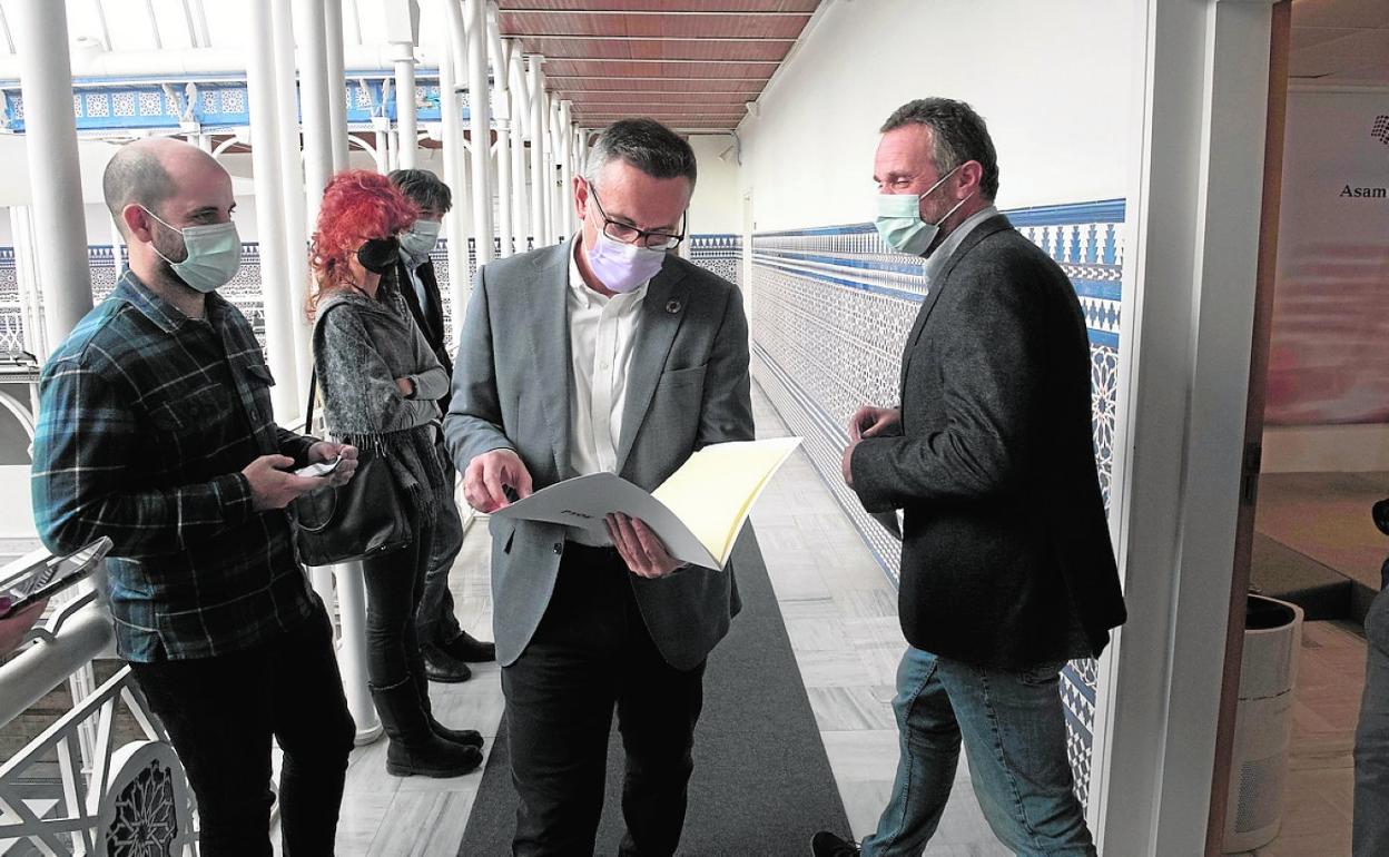 Conesa se cruza con el portavoz popular, Joaquín Segado, ayer en la Asamblea. 