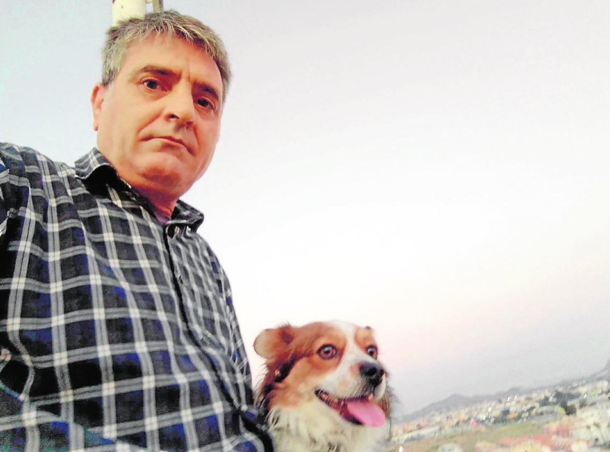 Antonio Alacid con su perro 'Tobi'. 