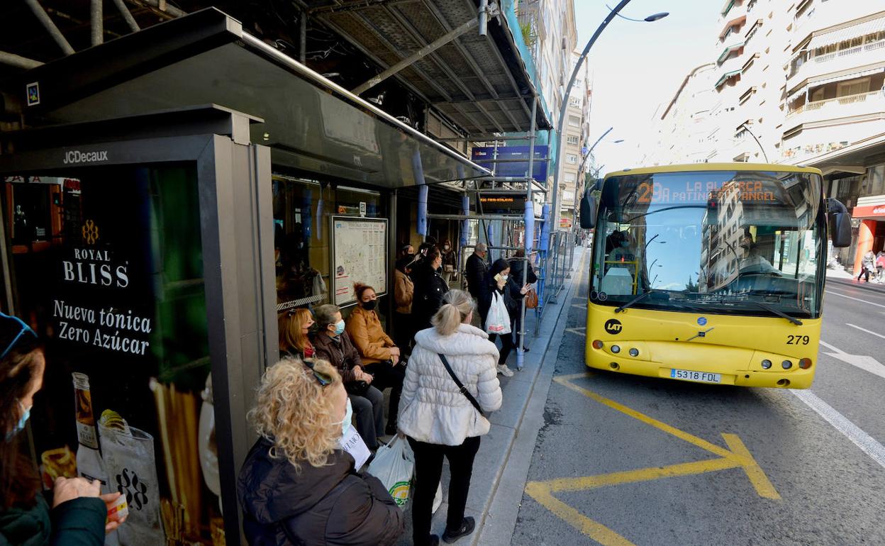 Viajeros en una parada de Gran Vía. 