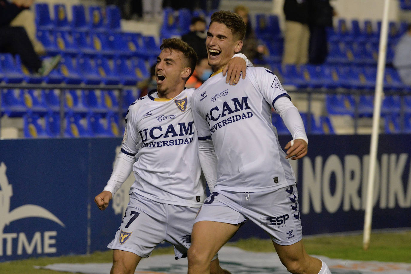 Fotos: El UCAM hace sufrir a un Deportivo letal (3-4)