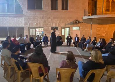 Imagen secundaria 1 - Arriba, algunos miembros de la comunidad cristiana de la iglesia de San Justino, en Nablus; a la izquierda, Miguel Pérez en una reunión con un grupo de jóvenes; y, a la derecha, el párroco murciano junto a varios menores durante la Exaltación de la Santa Cruz.