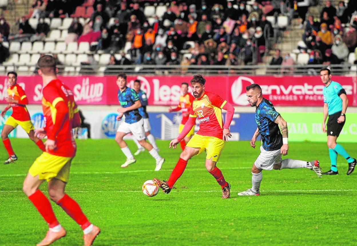 Álvaro Negredo, gran protagonista del Villa de Fortuna-Cádiz con un 'hat-trick', presiona a un rival, anoche en el Enrique Roca. 