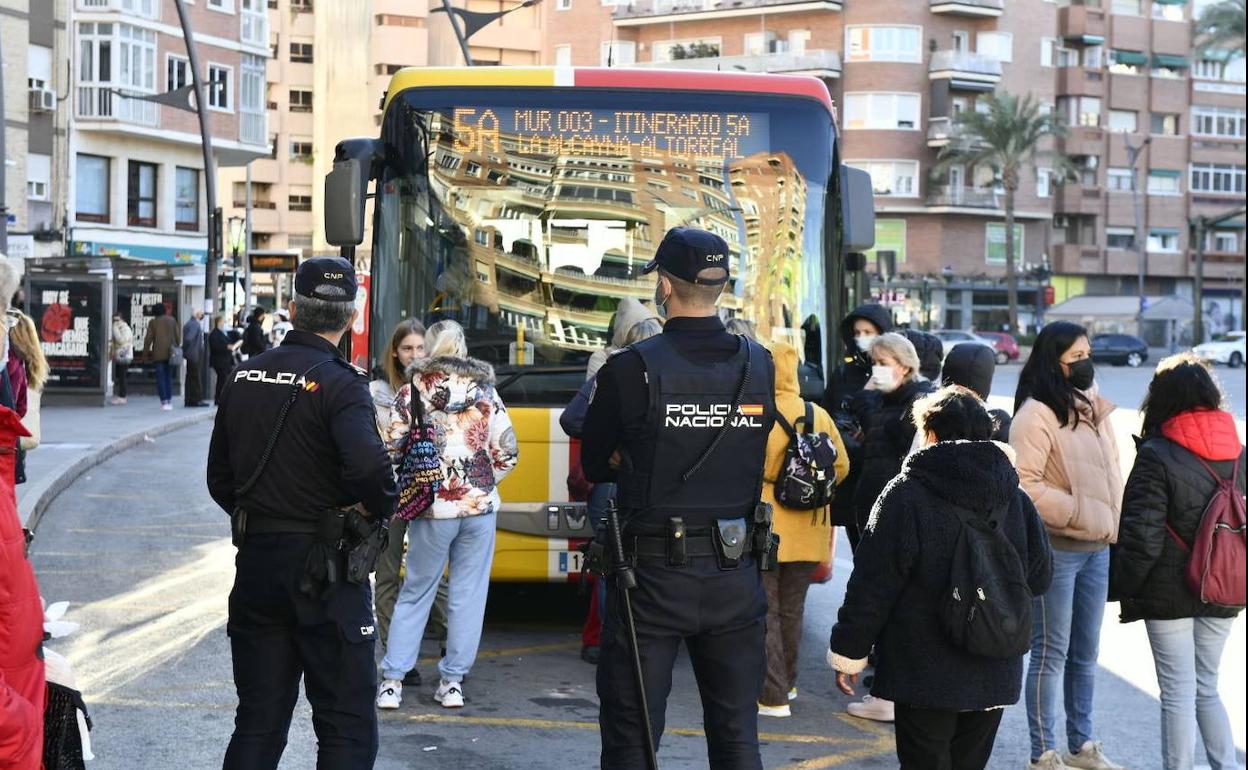 Policías nacionales, en la plaza Circular de Murcia, donde ha habido una protesta de viajeros de la línea 5A.