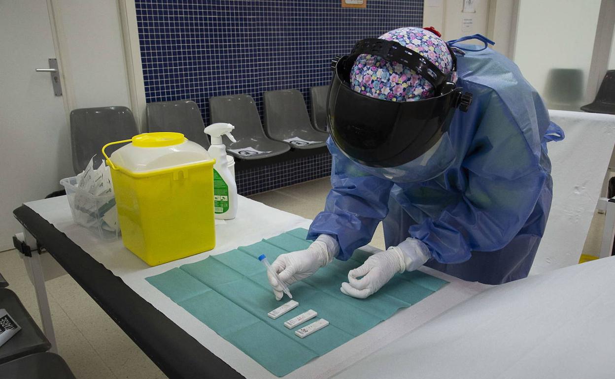 Una sanitaria prepara pruebas diagnósticas, en una foto de archivo.