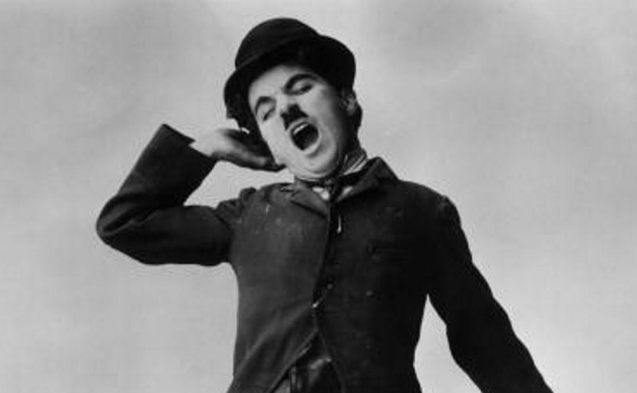 Charles Chaplin bostezando.