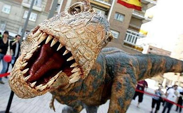 Impresionantes dinosaurios sorprenderán al público en el Mercado Navideño Fantasía de Mula. 