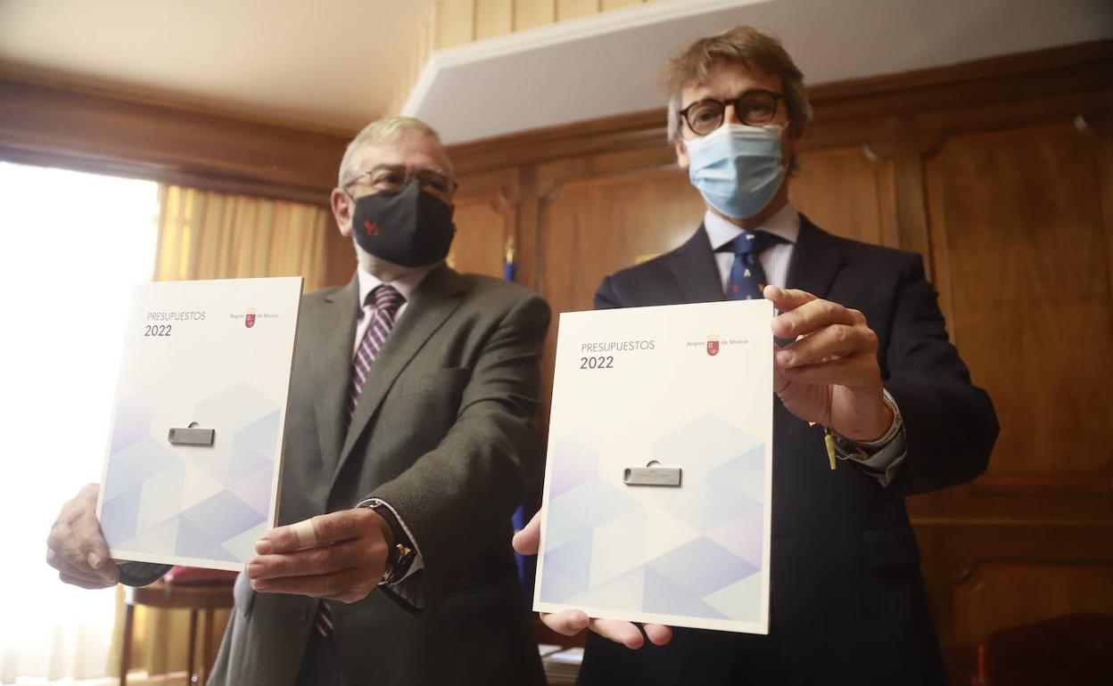 Castillo y Marín con el proyecto de Presupuestos, este viernes en la Asamblea 