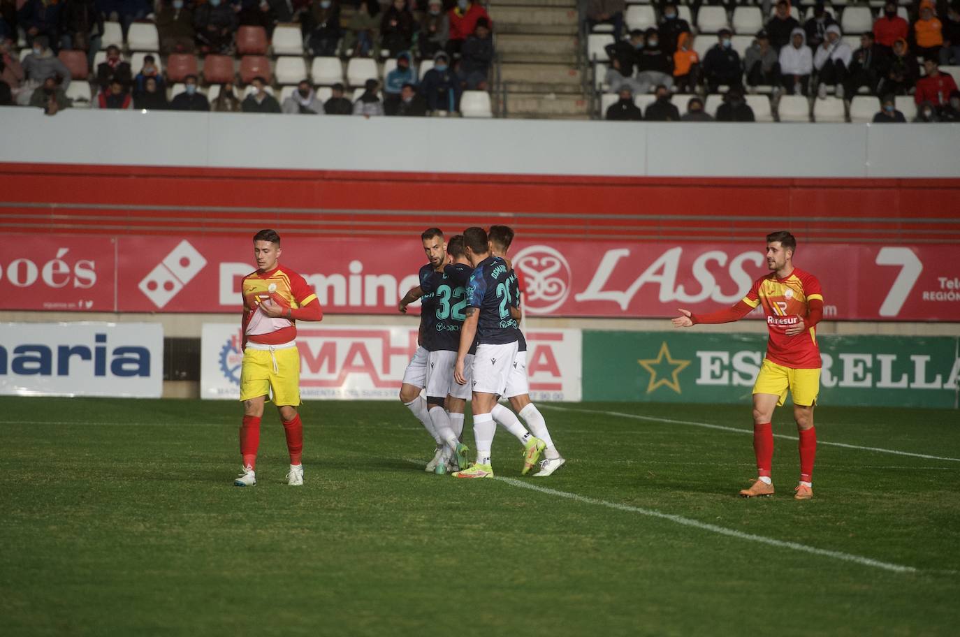 Fotos: El Cádiz no tiene piedad del Villa de Fortuna (0-7)