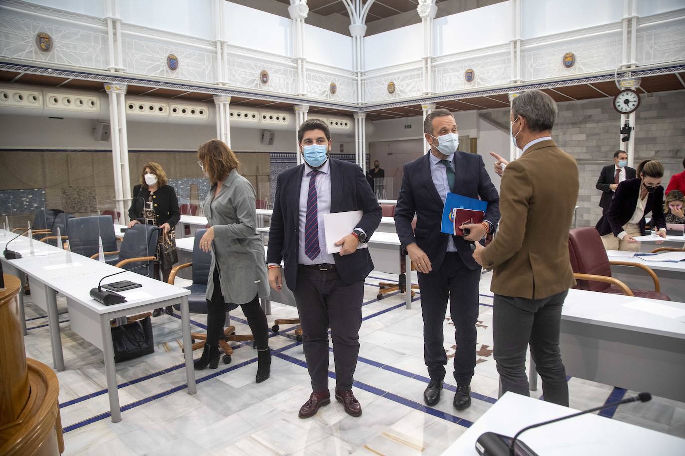 Fotos: Gobierno y oposición dinamitan el diálogo y el consenso con la retirada del Estatuto