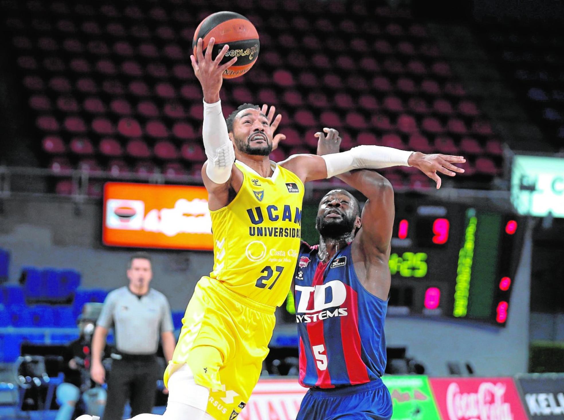 Sadiel Rojas entra a canasta, acosado por el nigeriano Tonye Jekiri, en el Baskonia-UCAM. EFE
