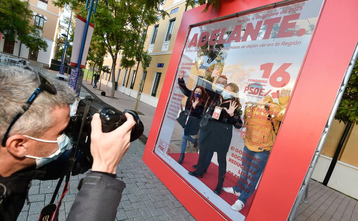 Imagen de esta mañana en el photocall del XVII congreso del PSRM en el Cuartel de Artillería. 