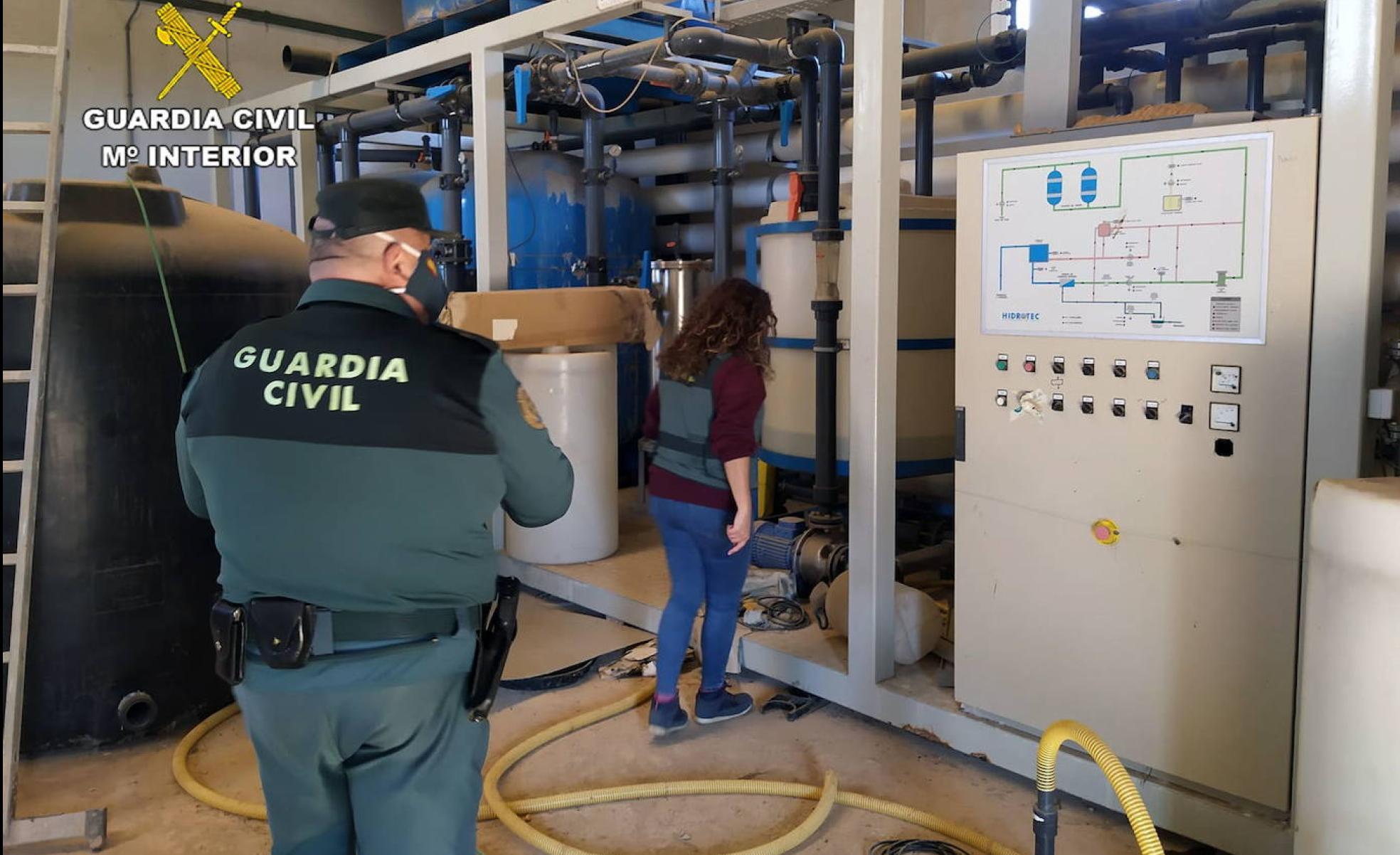 Dos agentes de la Guardia Civil, durante la inspección de una de las grandes plantas desalobradoras descubiertas.