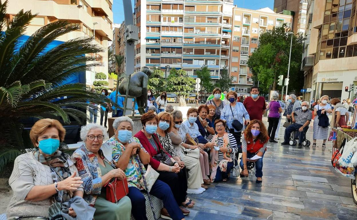 Leyre Martínez, voluntaria de Cruz Roja, posa con mujeres de la tercera edad a las que presta ayuda