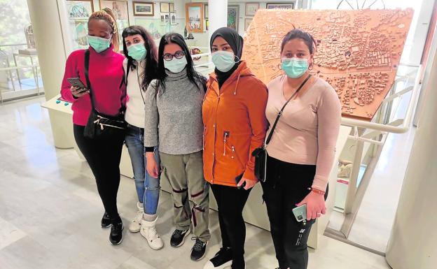 Ana Belén (2 izq.) posa en el Museo de la Ciudad junto a las mujeres a las que presta su ayuda. 