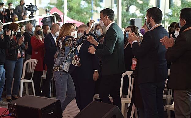Vítores y aplausos para Pedro Sánchez en su llegada al Cuartel de Artillería de Murcia