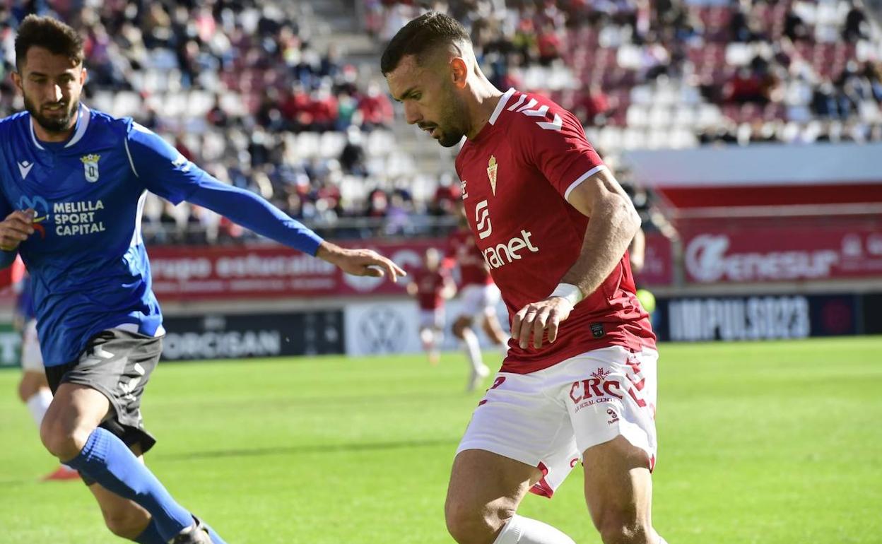 Alberto López encara a un jugador del Melilla.