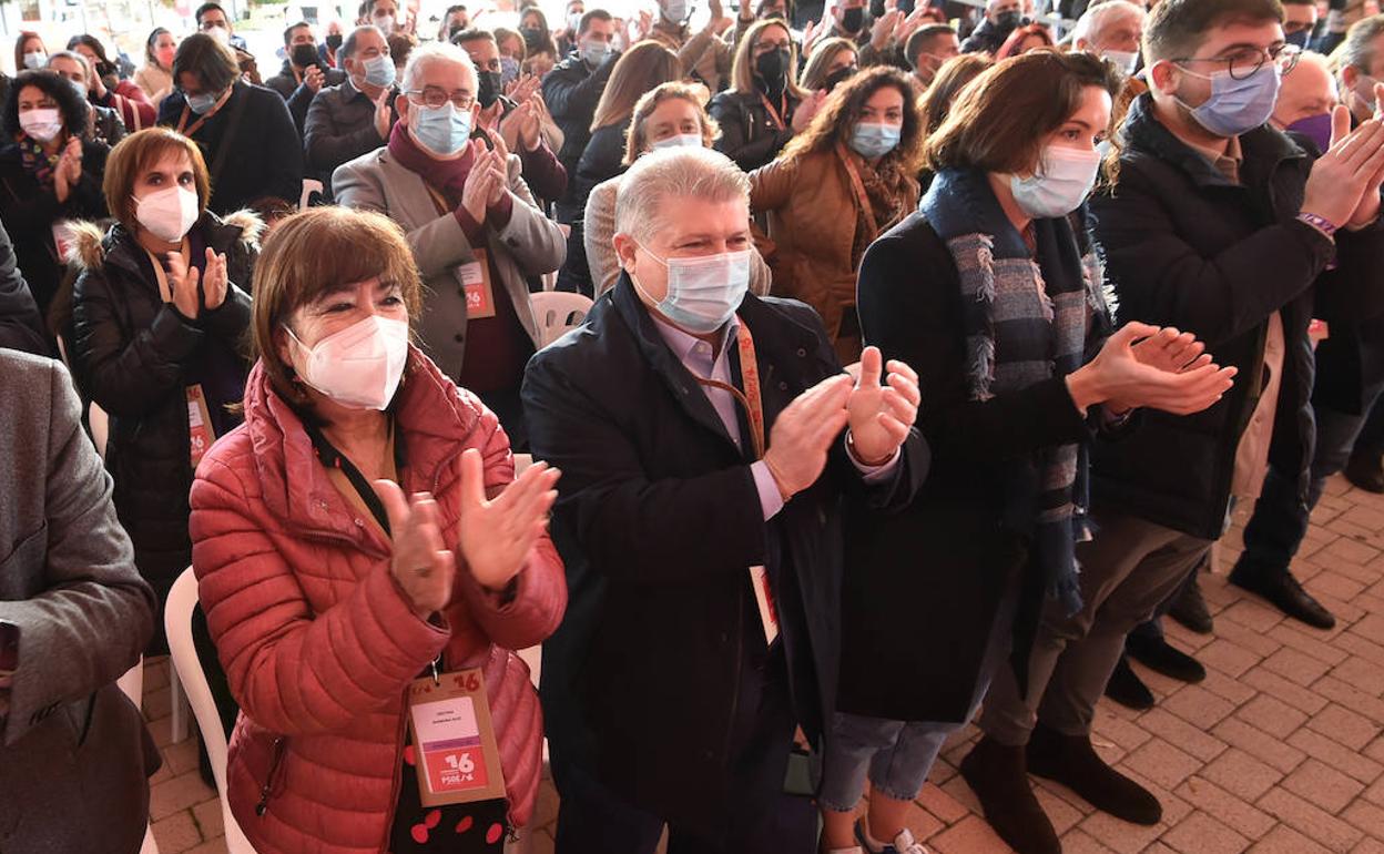 José Vélez, acompañado de Cristina Narbona, este sábado en el Congreso Regional del PSRM.