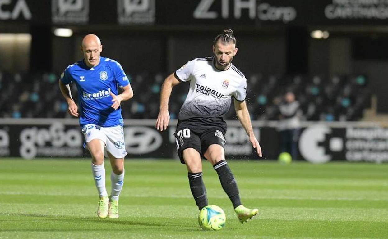 Gastón Silva realiza un pase ante Víctor Mollejo.