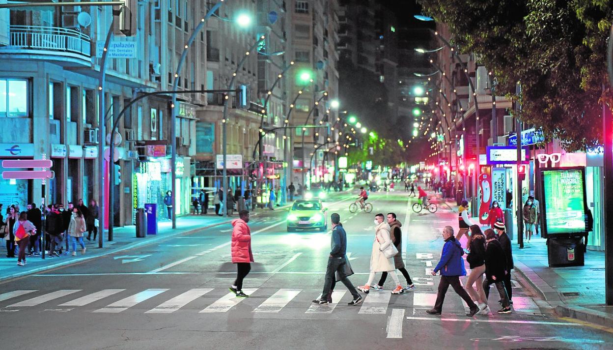 La Gran Vía lucía aún ayer sin iluminación navideña alguna, a la espera de que pueda empezar a montarse la decoración esta semana.