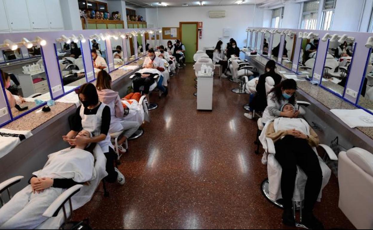 Alumnas del IES Ramón y Cajal de Murcia, el viernes, en una de las clases de FP. 