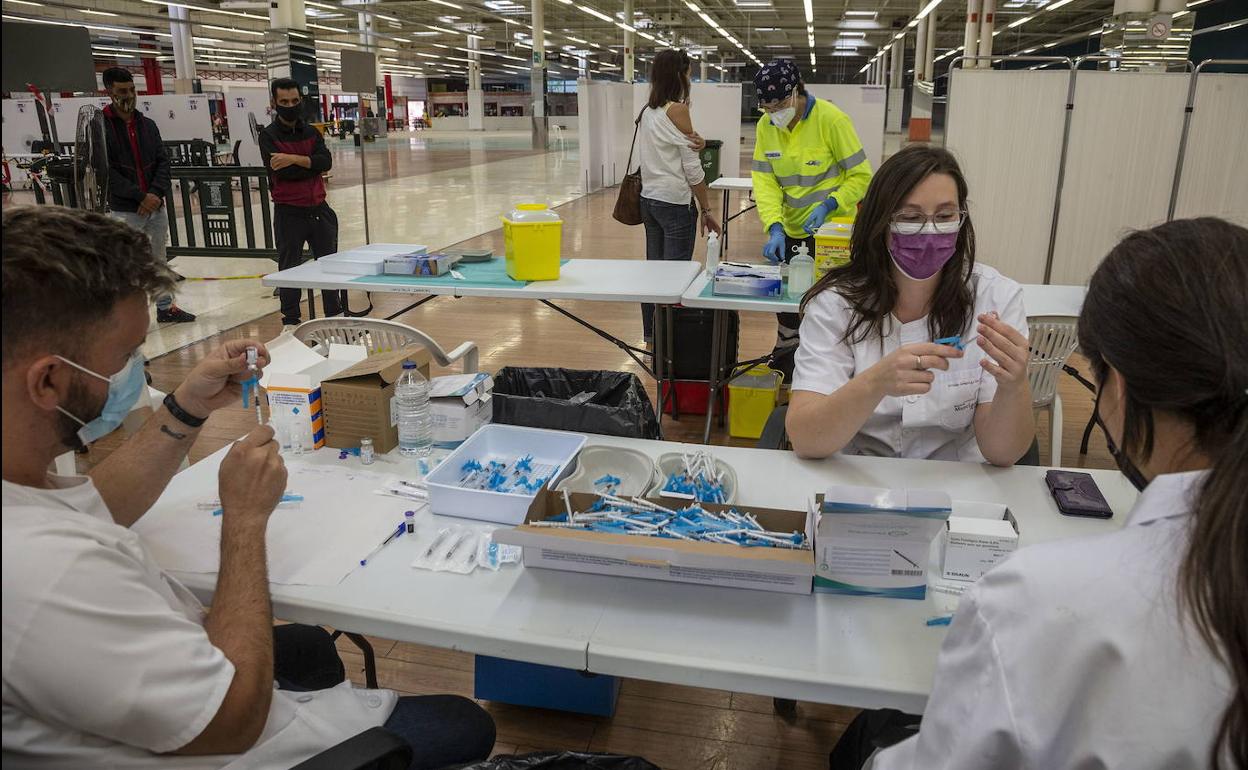 Sanitarios preparan vacunas en Cartagena. 