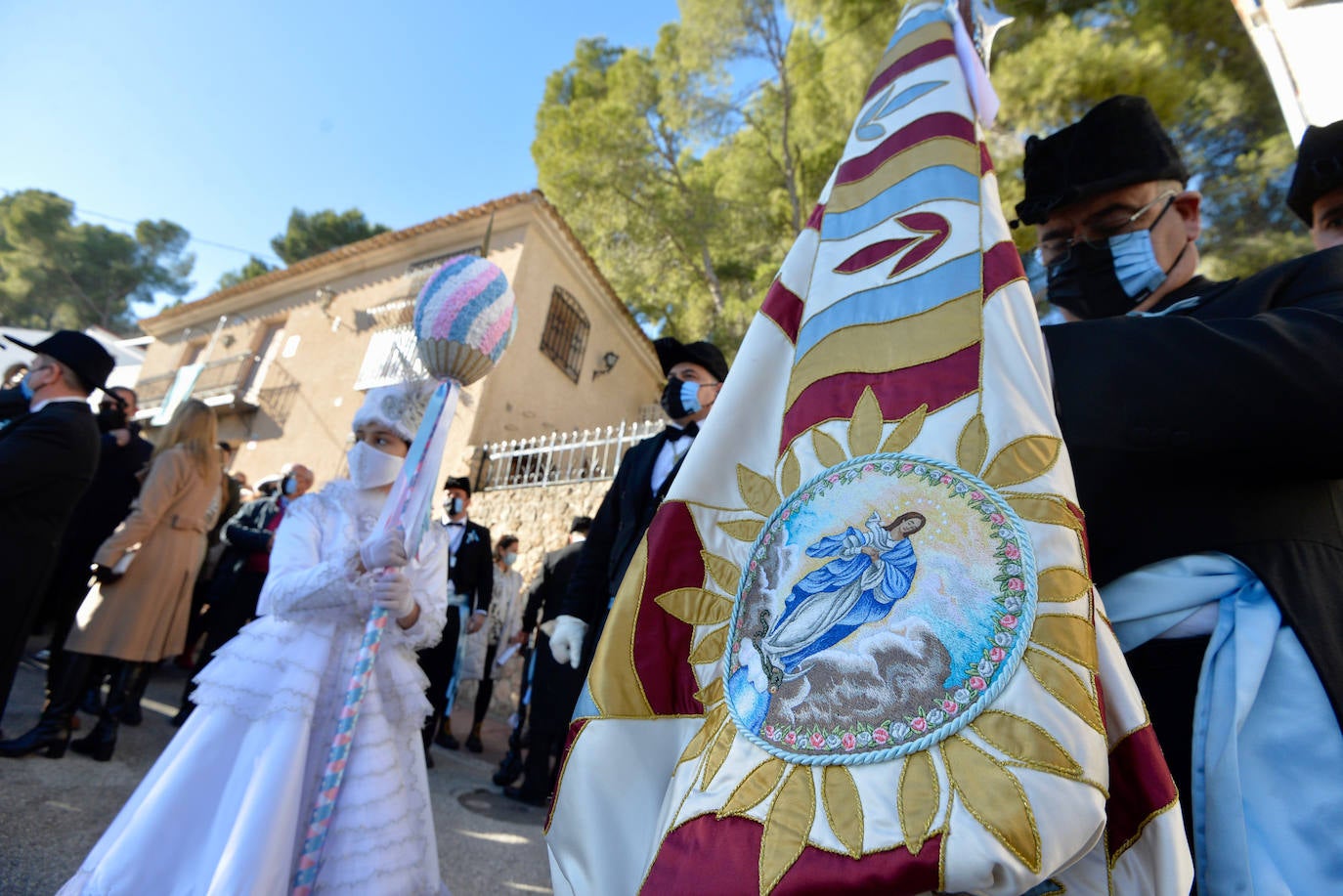 Fotos: Bajada de la Virgen del Castillo en Yecla entre pólvora y repiques de campanas