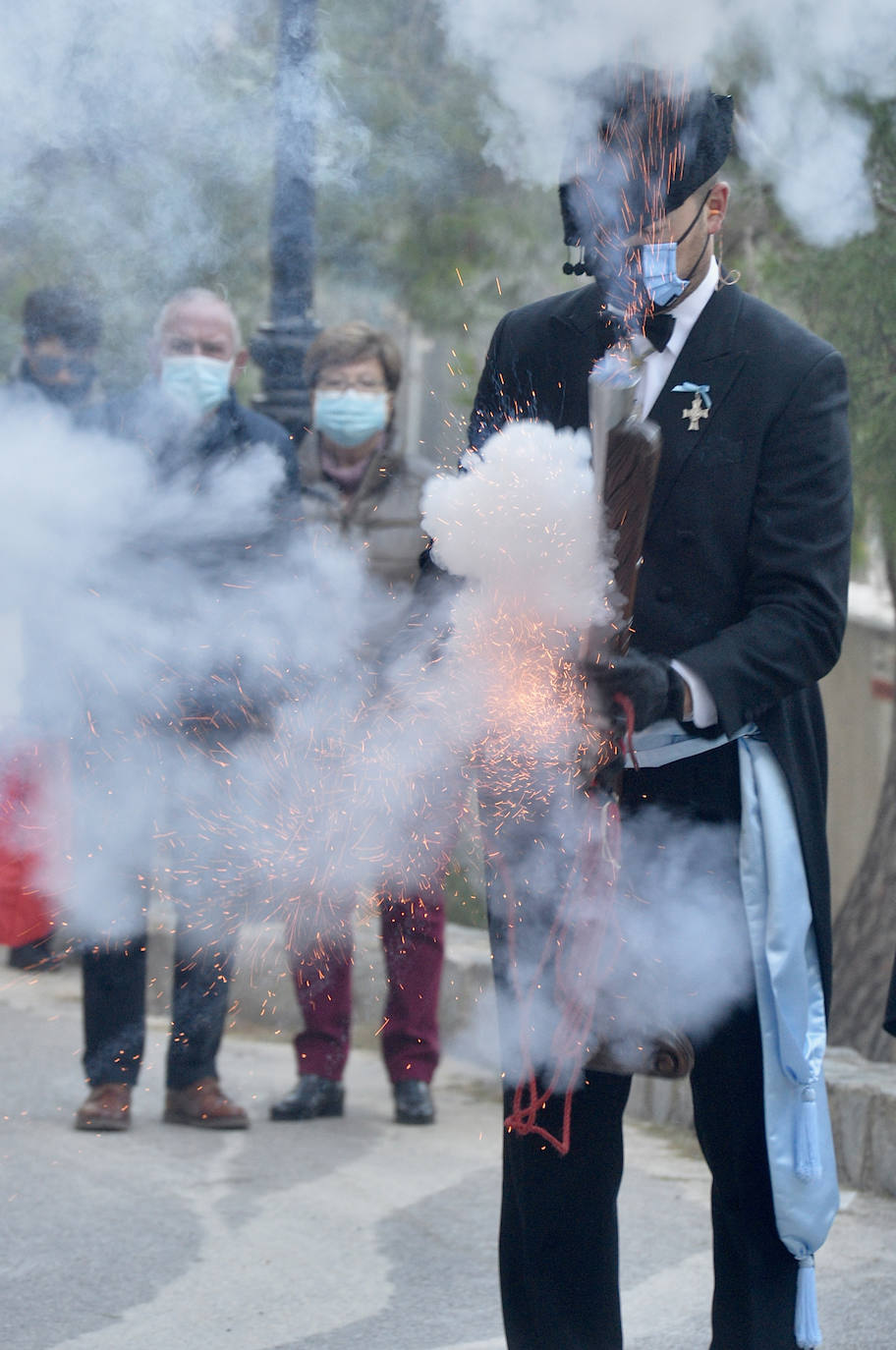 Fotos: Bajada de la Virgen del Castillo en Yecla entre pólvora y repiques de campanas