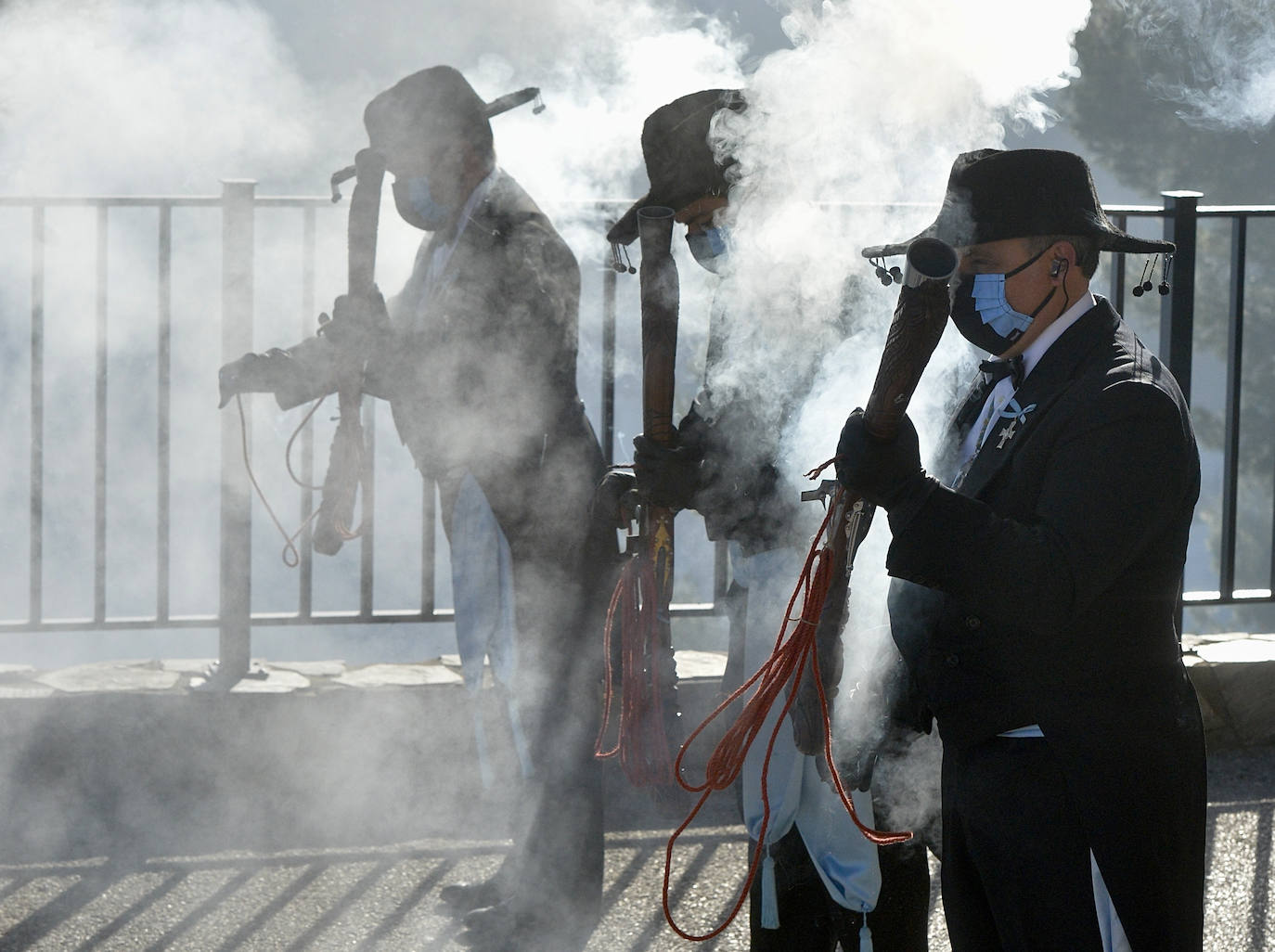 Fotos: Bajada de la Virgen del Castillo en Yecla entre pólvora y repiques de campanas