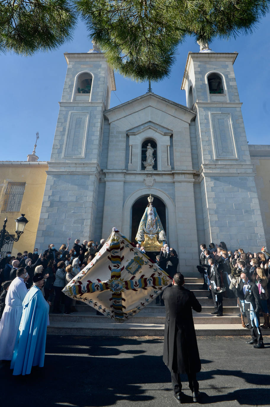 Fotos: Bajada de la Virgen del Castillo en Yecla entre pólvora y repiques de campanas