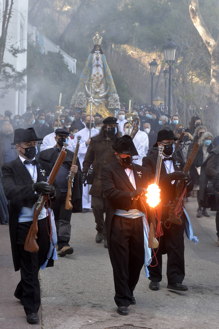 Fotos: Bajada de la Virgen del Castillo en Yecla entre pólvora y repiques de campanas