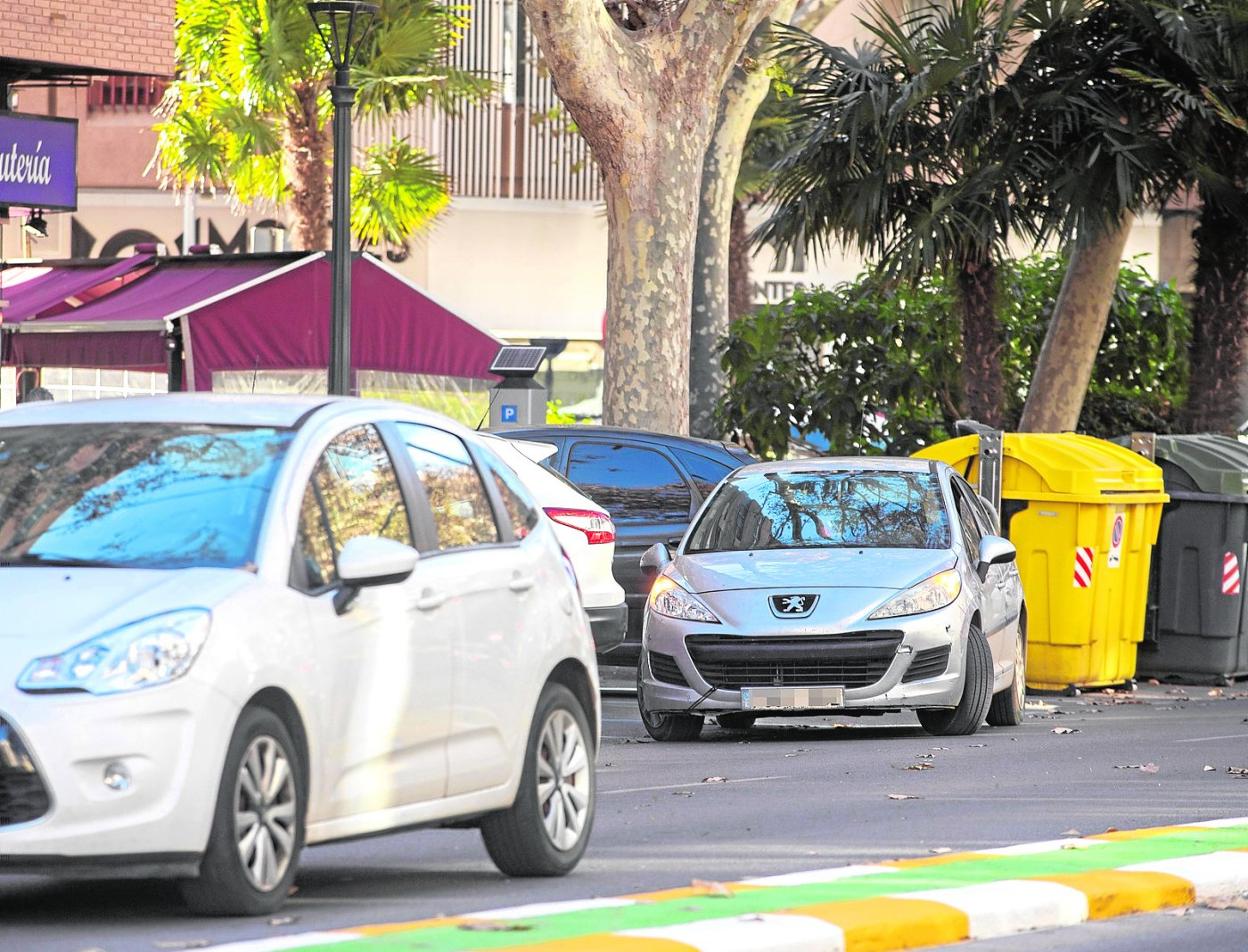 Un vehículo estacionado en doble fila, ayer en el Paseo de Alfonso XIII, con las luces de emergencia puestas. 