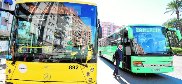 Dos vehículos de las empresas concesionarias del servicio de autobús, ayer, en la plaza Circular. 