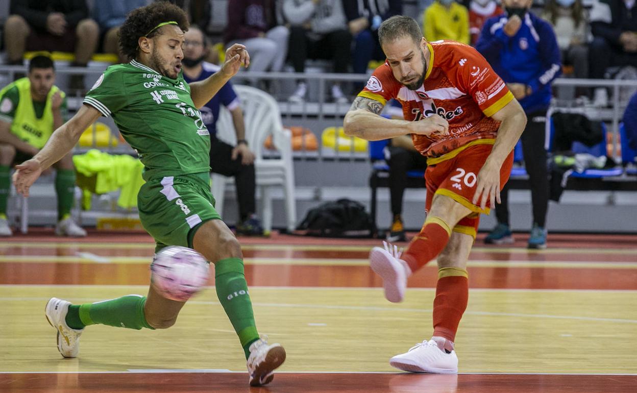Solano dispara a puerta en el partido de este miércoles ante Magna Osasuna.