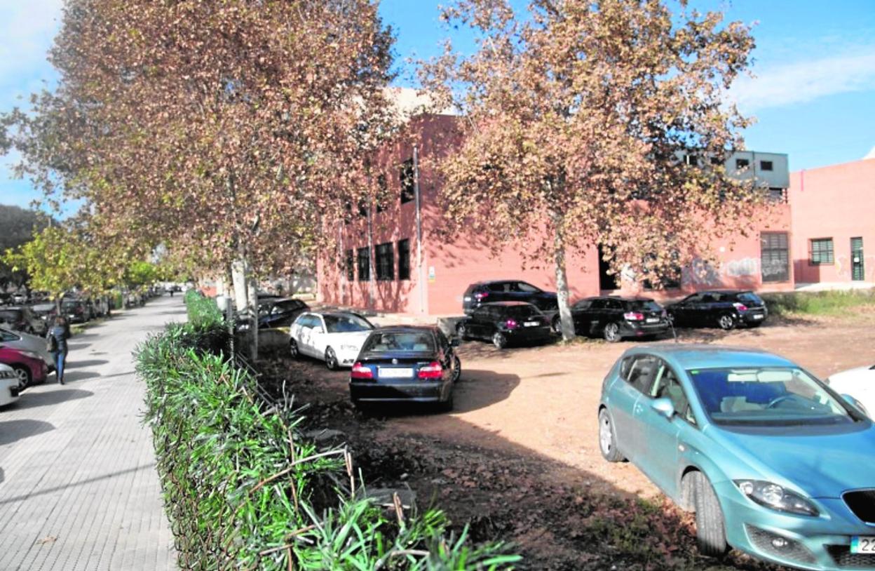 Coches aparcados en un solar contiguo al Centro Integrado de Formación Profesional de Hostelería, donde se ampliará. 