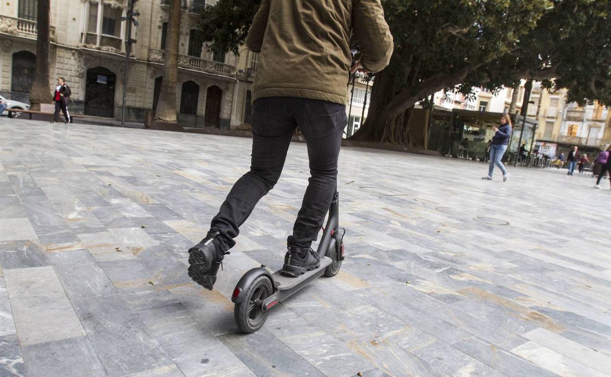 Un hombre circulando en patinete eléctrico, en una imagen de archivo.