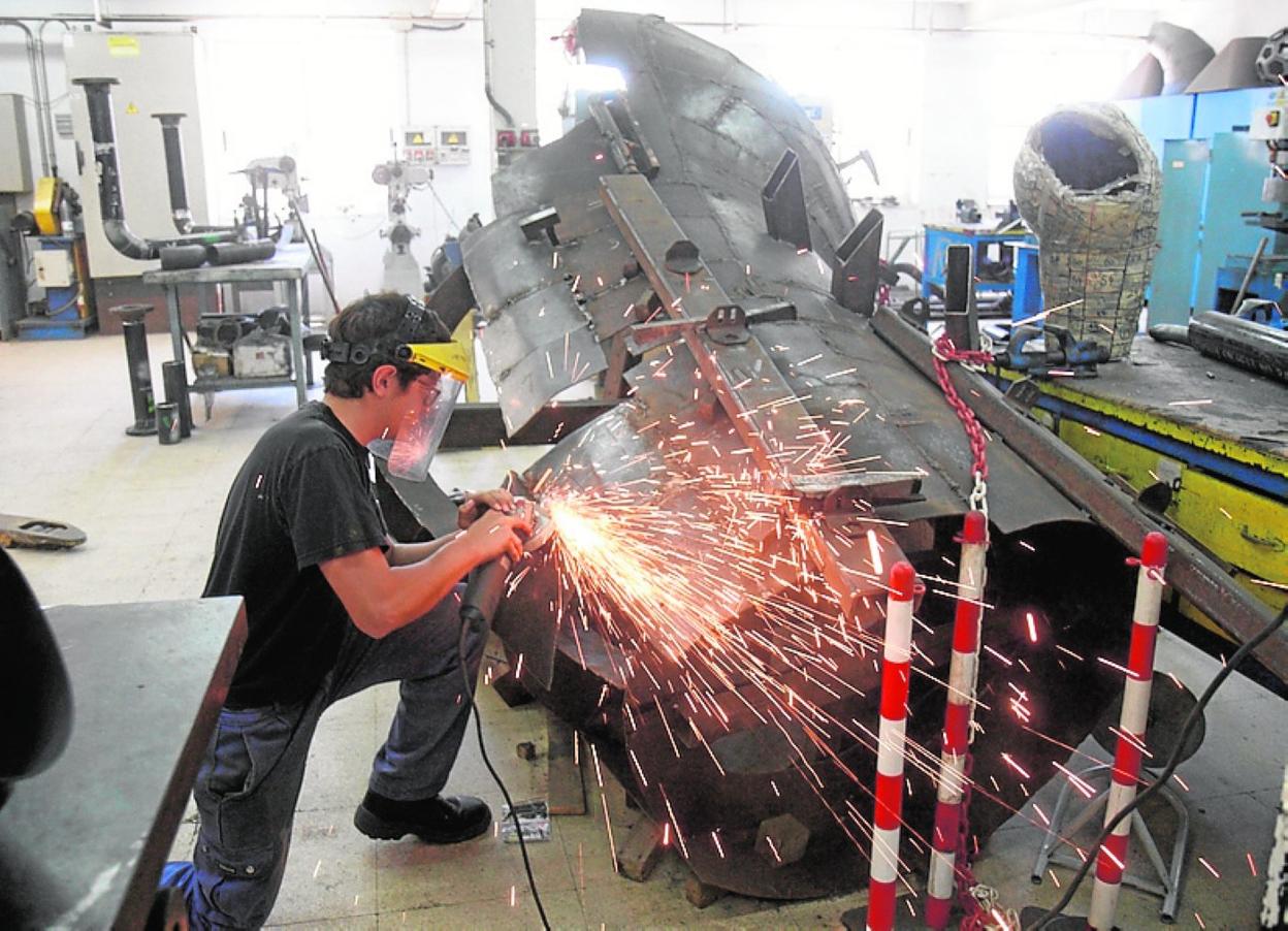 Un alumno del Instituto Politécnico, en una clase de soldadura. 
