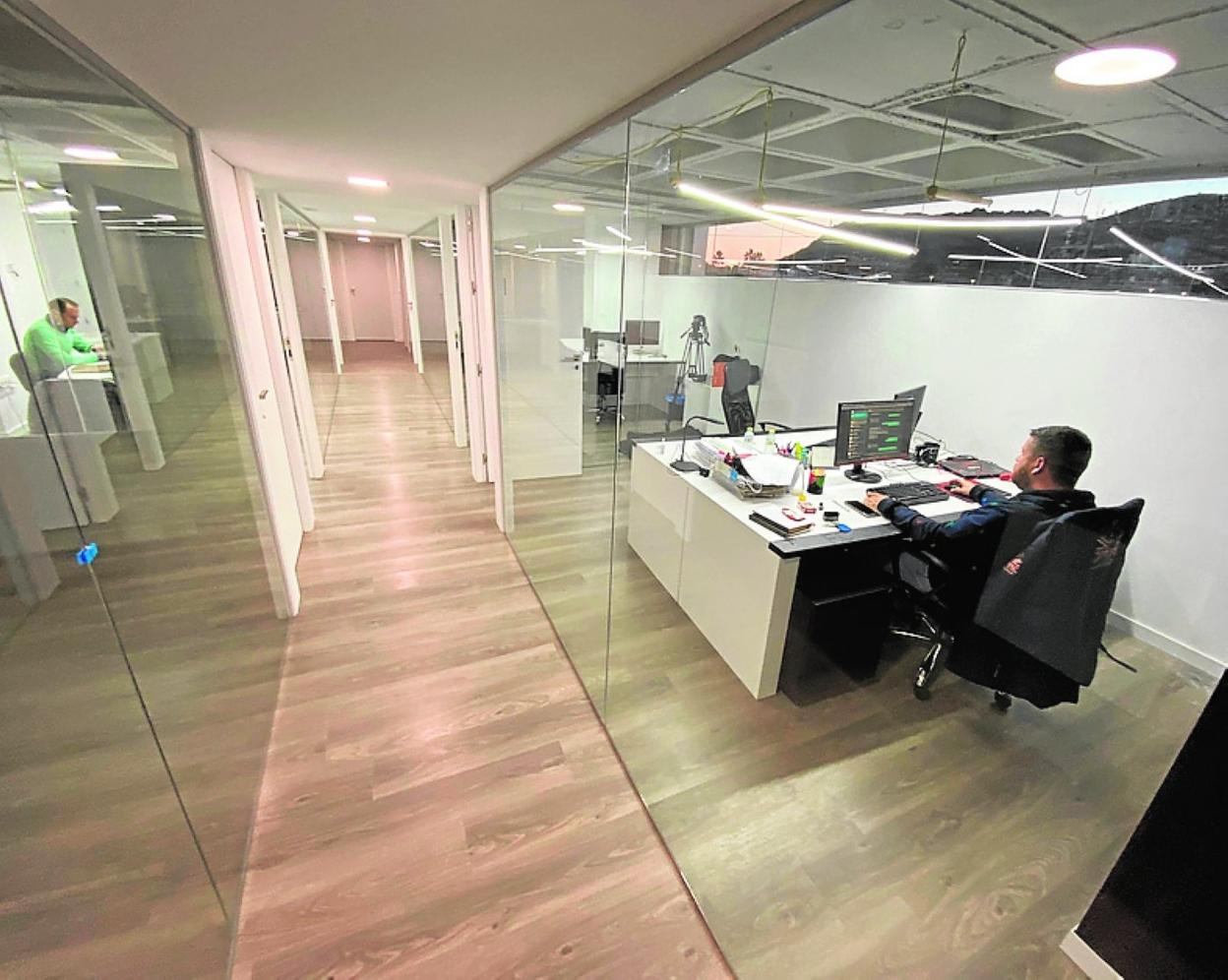 Dos empleados trabajando ayer en las nuevas oficinas del Efesé. 