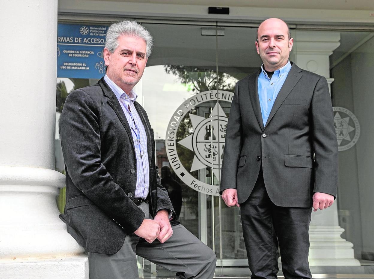 Manuel Munuera, vicerrector de Transformación Digital de la UPCT, y Daniel Pérez, técnico deproducción de contenidos digitales de laUniversidad Politécnica de Cartagena. 