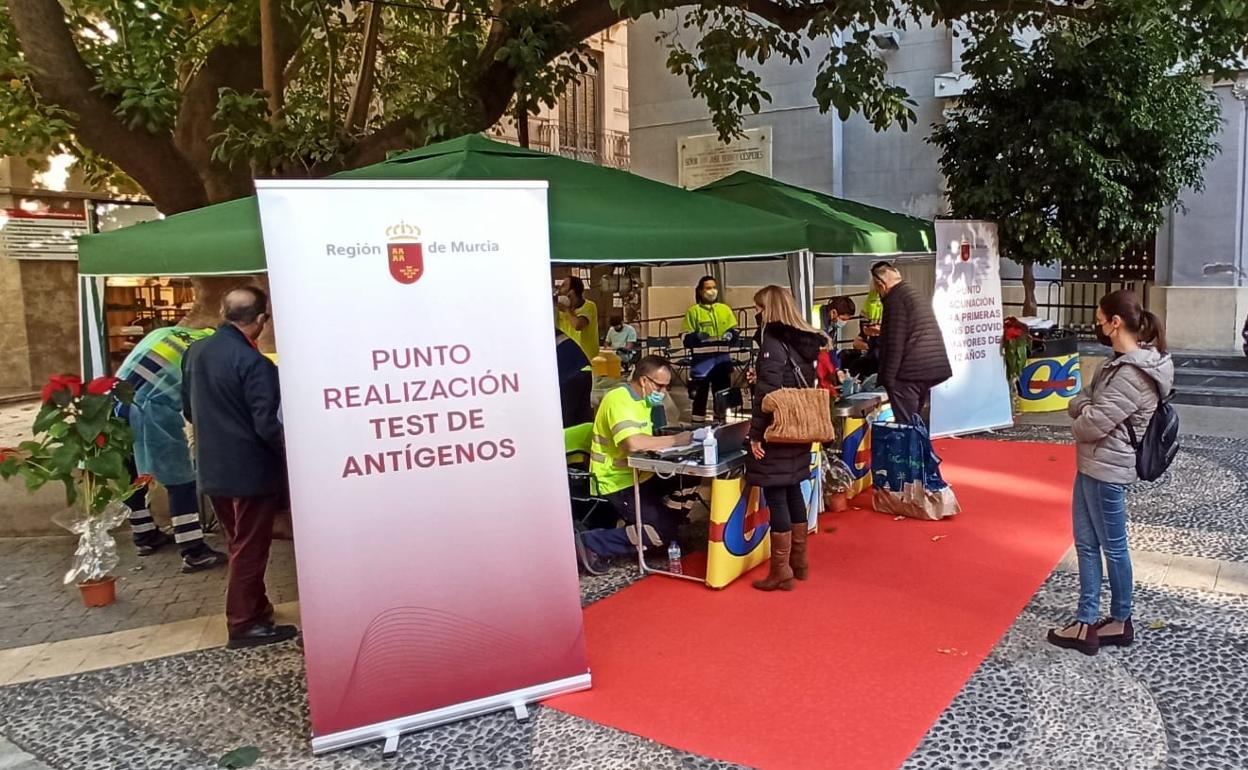 Colas en el punto Covid instalado este sábado en la plaza San Bartolomé de Murcia. 