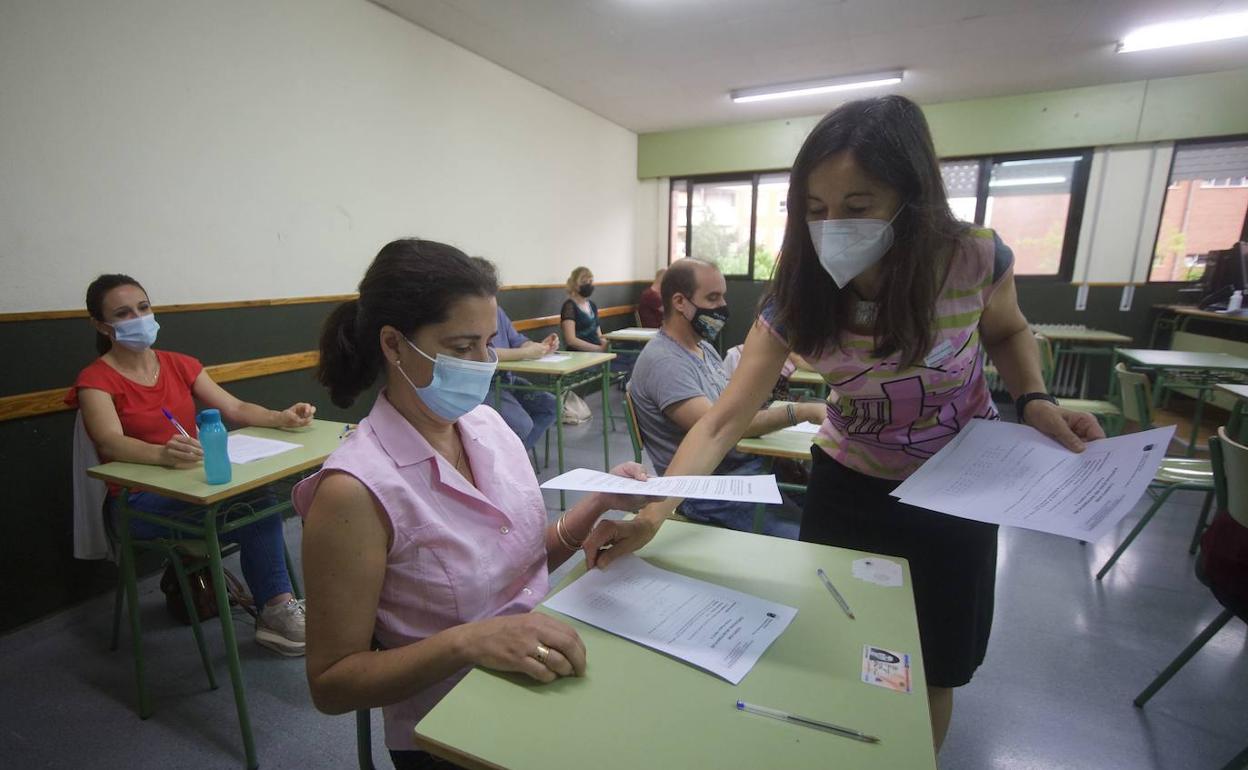 Imagen de archivo de una prueba de las oposiciones de Educación en junio pasado. 